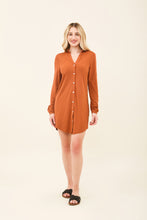 Cargar imagen en el visor de la galería, Model Front: Uv Line Chemise Shirtdress Copenhagen Caramelo Upf50+
