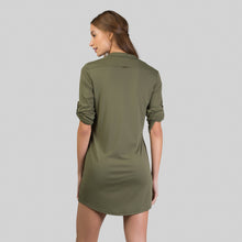 Cargar imagen en el visor de la galería, Model Back: Uv Line Vêtement De Plage Shirtdress Copenhagen Verde Militar Upf50+
