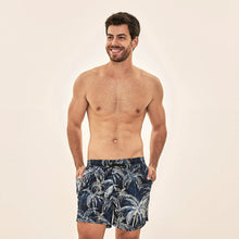 Cargar imagen en el visor de la galería, Model Front: Uv Line Short De Bain Short Acqua Coqueiros Marinho Upf50+
