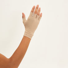 Cargar imagen en el visor de la galería, Model Back: Uv Line Gants Short Glove Chocolate Upf50+
