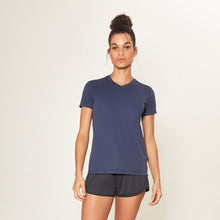 Cargar imagen en el visor de la galería, Model Front: Uv Line Fitness Haut Sport Fit Fem Marinho Upf50+
