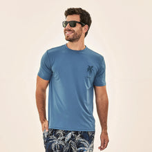 Cargar imagen en el visor de la galería, Model Front: Uv Line T-Shirt Pour Homme T-Shirt Uvline Coqueiro Upf50+

