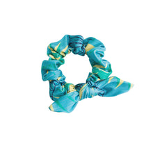 Cargar imagen en el visor de la galería, Flower Geometric Scrunchie
